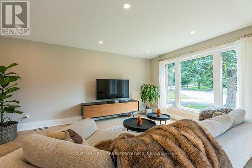 1264 Landfair Cres, Oakville, ON - Indoor Photo Showing Living Room