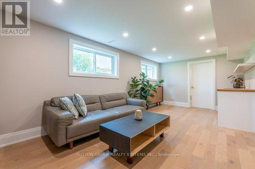 1264 Landfair Cres, Oakville, ON - Indoor Photo Showing Living Room