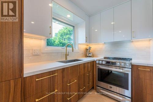 1264 Landfair Crescent, Oakville, ON - Indoor Photo Showing Kitchen With Upgraded Kitchen