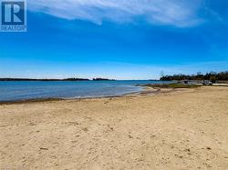 6 Minute Drive To Howdenvale Bay, Beach and Public Boat Launch - 