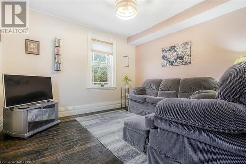 107 Elizabeth Street, Chatsworth (Twp), ON - Indoor Photo Showing Living Room