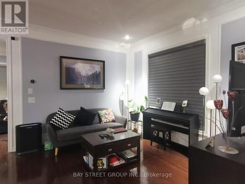 557 Woodspring Avenue, Newmarket, ON - Indoor Photo Showing Living Room