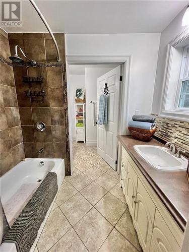 Main floor bathroom - 2417 County Road 46 Road, Elizabethtown, ON - Indoor Photo Showing Bathroom