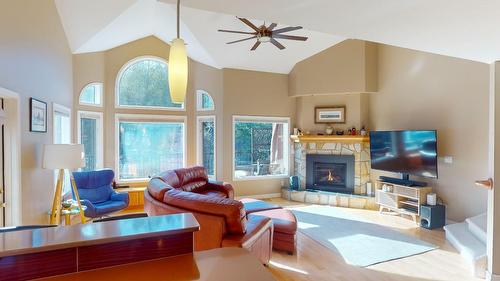 1104 - 5201 Fairway Drive, Fairmont Hot Springs, BC - Indoor Photo Showing Living Room With Fireplace
