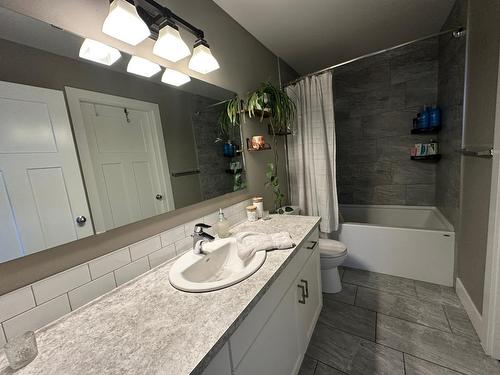 233 Winnipeg Avenue, Grand Forks, BC - Indoor Photo Showing Bathroom