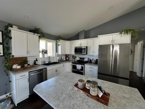 233 Winnipeg Avenue, Grand Forks, BC - Indoor Photo Showing Kitchen