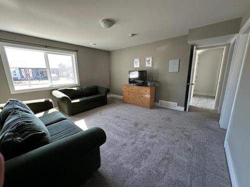 233 Winnipeg Avenue, Grand Forks, BC - Indoor Photo Showing Living Room