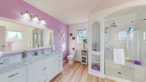 234 21St Avenue N, Creston, BC - Indoor Photo Showing Bathroom