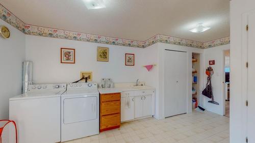 234 21St Avenue N, Creston, BC - Indoor Photo Showing Laundry Room