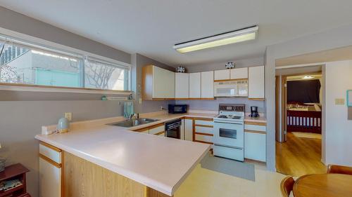 234 21St Avenue N, Creston, BC - Indoor Photo Showing Kitchen