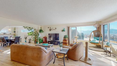 234 21St Avenue N, Creston, BC - Indoor Photo Showing Living Room