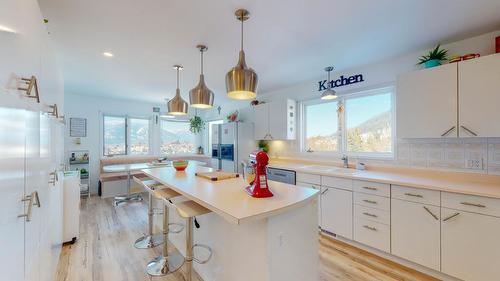 234 21St Avenue N, Creston, BC - Indoor Photo Showing Kitchen With Upgraded Kitchen