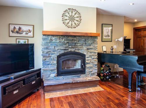 1575 Manor Road, Kimberley, BC - Indoor Photo Showing Living Room With Fireplace