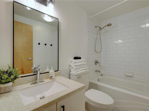 407-409 Swift St, Victoria, BC - Indoor Photo Showing Bathroom