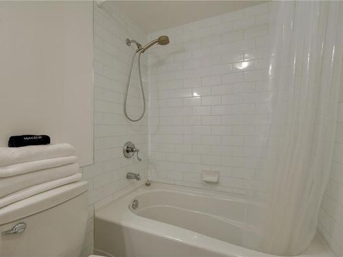 407-409 Swift St, Victoria, BC - Indoor Photo Showing Bathroom