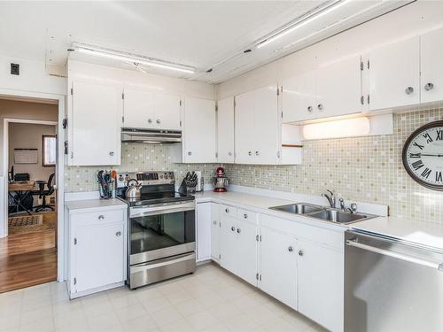 3670 Nautilus Rd, Nanoose Bay, BC - Indoor Photo Showing Kitchen With Double Sink