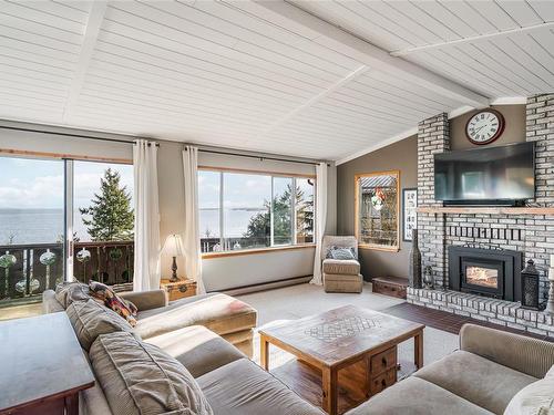 3670 Nautilus Rd, Nanoose Bay, BC - Indoor Photo Showing Living Room With Fireplace