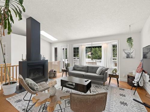 2547 Misty Glen Pl, Mill Bay, BC - Indoor Photo Showing Living Room With Fireplace