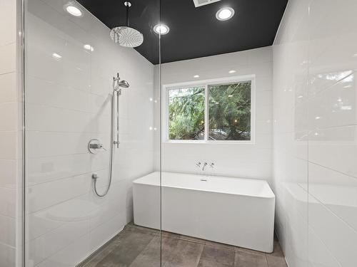 2547 Misty Glen Pl, Mill Bay, BC - Indoor Photo Showing Bathroom