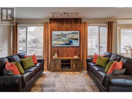 721 Royal Pine Drive, Kelowna, BC - Indoor Photo Showing Living Room