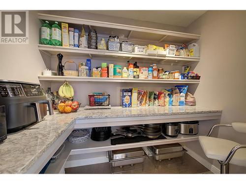 721 Royal Pine Drive, Kelowna, BC - Indoor Photo Showing Kitchen