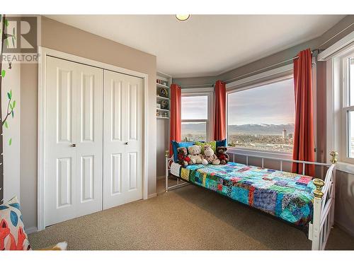 721 Royal Pine Drive, Kelowna, BC - Indoor Photo Showing Bedroom