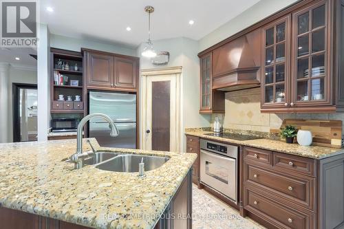 #1 -301 Crossing Bridge Pl, Aurora, ON - Indoor Photo Showing Kitchen With Double Sink With Upgraded Kitchen