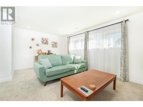 965 Manhattan Drive, Kelowna, BC - Indoor Photo Showing Living Room