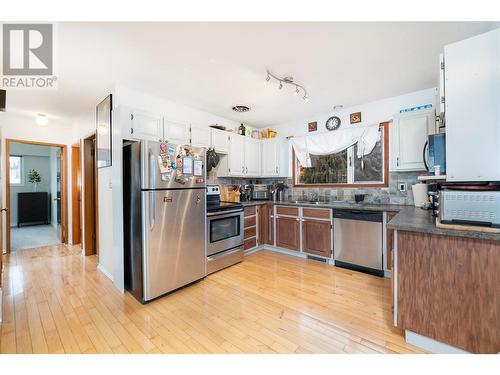 965 Manhattan Drive, Kelowna, BC - Indoor Photo Showing Kitchen