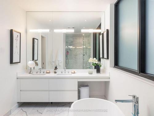77 Foxbar Rd, Toronto, ON - Indoor Photo Showing Bathroom
