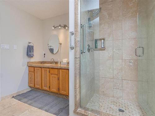 541 Qualicum Rd North, Qualicum Beach, BC - Indoor Photo Showing Bathroom