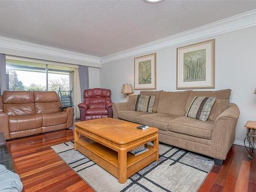 541 Qualicum Rd North, Qualicum Beach, BC - Indoor Photo Showing Living Room