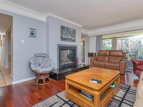 541 Qualicum Rd North, Qualicum Beach, BC - Indoor Photo Showing Living Room With Fireplace