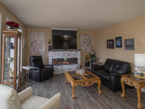 680 Dalhousie Drive, Thunder Bay, ON - Indoor Photo Showing Living Room With Fireplace