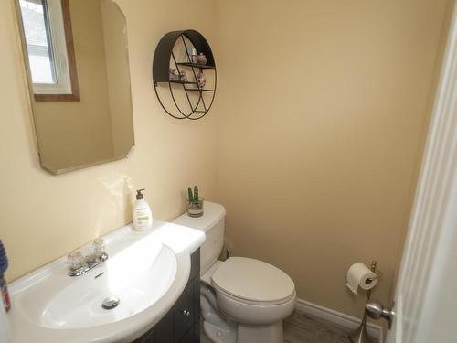680 Dalhousie Drive, Thunder Bay, ON - Indoor Photo Showing Bathroom