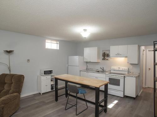 680 Dalhousie Drive, Thunder Bay, ON - Indoor Photo Showing Kitchen