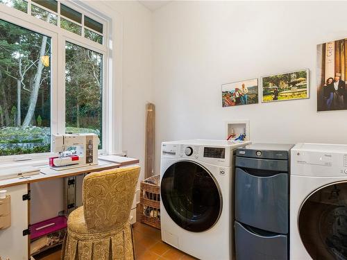 2600 Queenswood Dr, Saanich, BC - Indoor Photo Showing Laundry Room