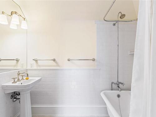 2600 Queenswood Dr, Saanich, BC - Indoor Photo Showing Bathroom