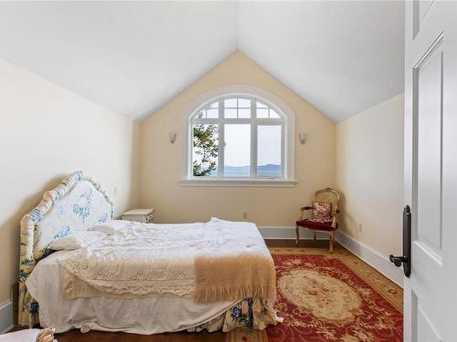 2600 Queenswood Dr, Saanich, BC - Indoor Photo Showing Bedroom