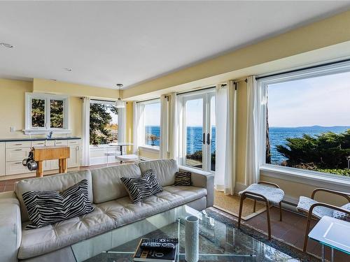 2600 Queenswood Dr, Saanich, BC - Indoor Photo Showing Living Room