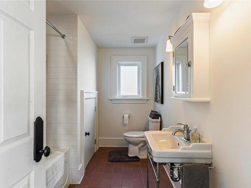 2600 Queenswood Dr, Saanich, BC - Indoor Photo Showing Bathroom