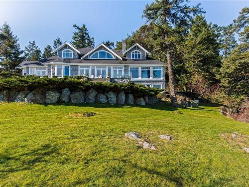 2600 Queenswood Dr, Saanich, BC - Outdoor