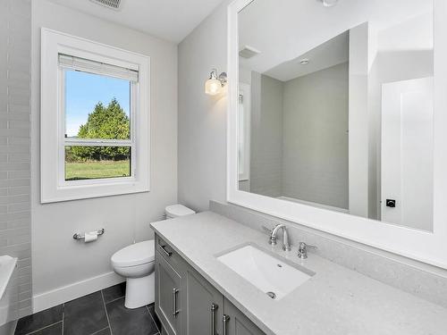 1840 Highfield Rd, Central Saanich, BC - Indoor Photo Showing Bathroom