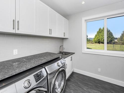 1840 Highfield Rd, Central Saanich, BC - Indoor Photo Showing Laundry Room
