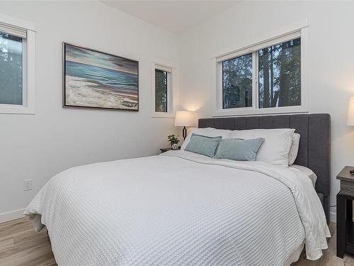 401 Colonia Dr South, Ladysmith, BC - Indoor Photo Showing Bedroom