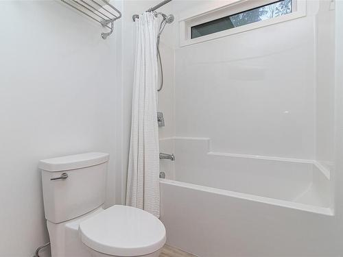 401 Colonia Dr South, Ladysmith, BC - Indoor Photo Showing Bathroom