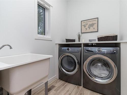 401 Colonia Dr South, Ladysmith, BC - Indoor Photo Showing Laundry Room