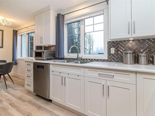 401 Colonia Dr South, Ladysmith, BC - Indoor Photo Showing Kitchen With Double Sink