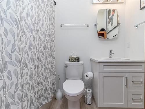 401 Colonia Dr South, Ladysmith, BC - Indoor Photo Showing Bathroom