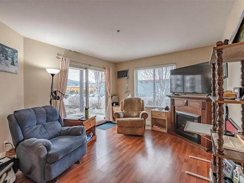 104-256 Hastings Street, Penticton, BC - Indoor Photo Showing Living Room